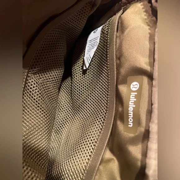 Lululemon Large Crossbody Belt Bag NWT - Picture 3 of 10